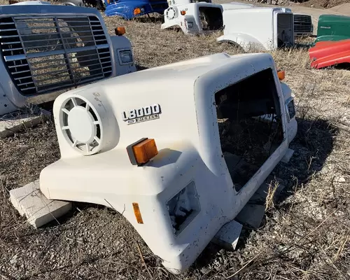 FORD L8000 Hood