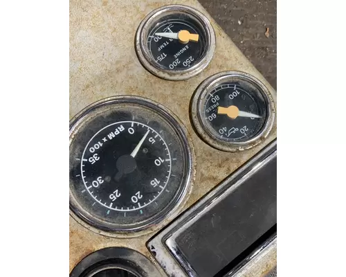 FORD L9000 Instrument Cluster