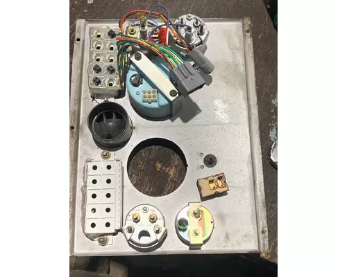 FORD L9000 Instrument Cluster