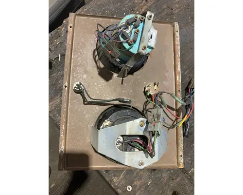 FORD L9000 Instrument Cluster