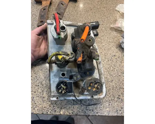 FORD L9000 Instrument Cluster