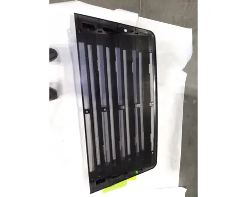 FREIGHTLINER 108 SD GRILLE