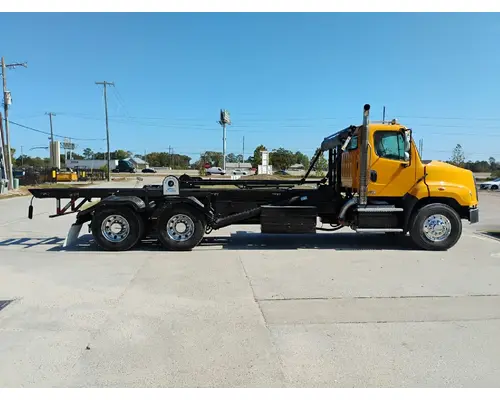 FREIGHTLINER 114SD Complete Vehicle