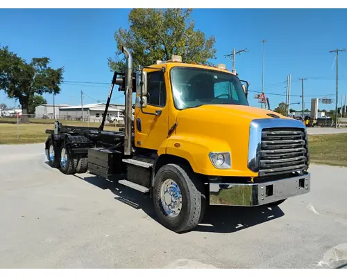 FREIGHTLINER 114SD Complete Vehicle