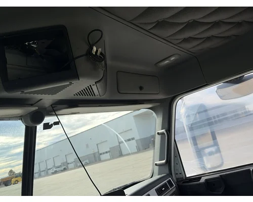 FREIGHTLINER 122SD Cab