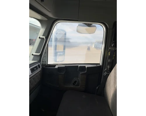 FREIGHTLINER 122SD Cab