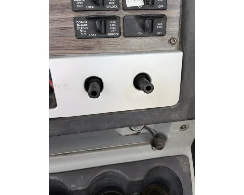 FREIGHTLINER 122SD Cab