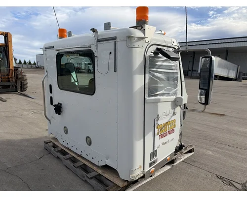 FREIGHTLINER 122SD Cab