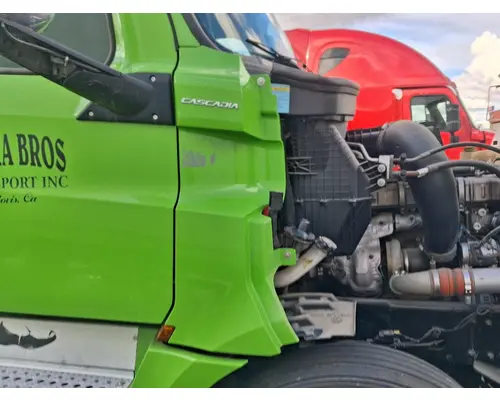 FREIGHTLINER 122SD Cowl