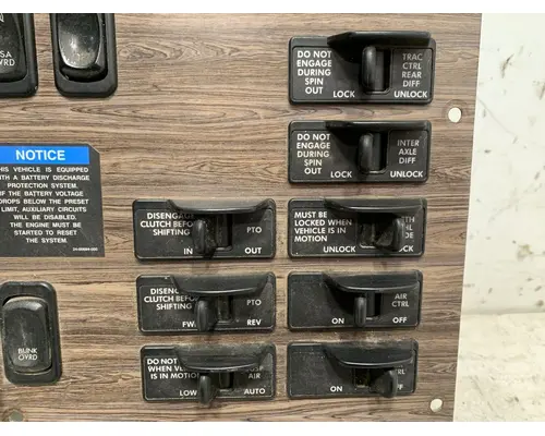 FREIGHTLINER 122SD Dash  Console Switch