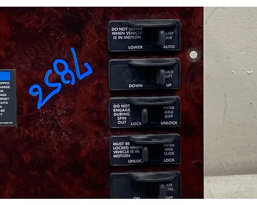 FREIGHTLINER 122SD Dash  Console Switch