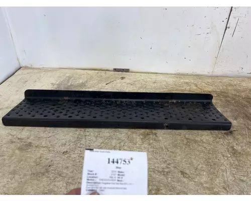 FREIGHTLINER 22-52437-011 Step