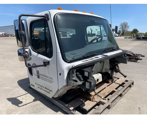 FREIGHTLINER Business Class M2 106 Cab