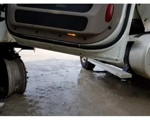 FREIGHTLINER CASCADIA 113-125 DOOR ASSEMBLY, FRONT