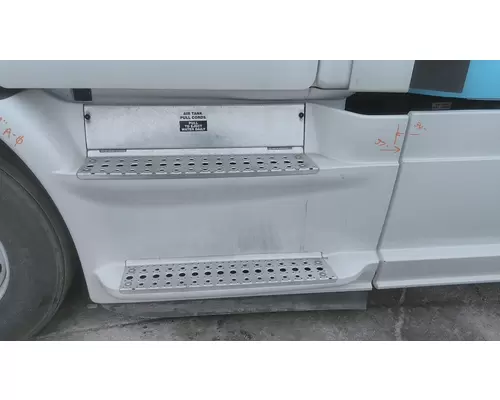 FREIGHTLINER CASCADIA 113 2018UP CAB SKIRTSIDE FAIRING