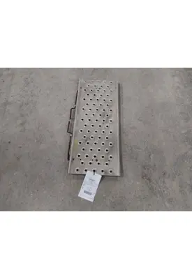 FREIGHTLINER CASCADIA 113 2018UP DECK (CATWALK) STEP