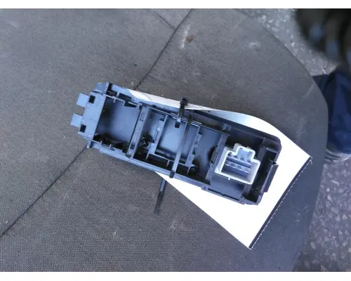 FREIGHTLINER CASCADIA 113 2018UP DOOR ELECTRICAL SWITCH