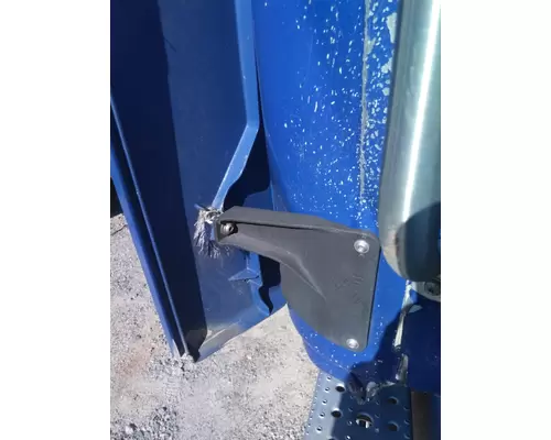 FREIGHTLINER CASCADIA 113 2018UP FAIRING BRACKETMOUNT