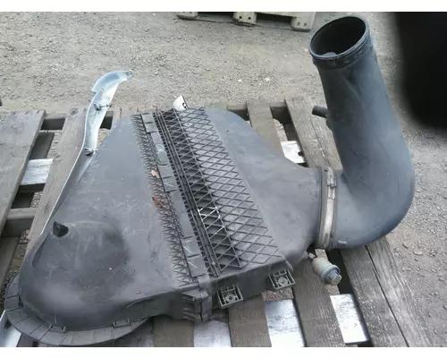 FREIGHTLINER CASCADIA 113 AIR CLEANER
