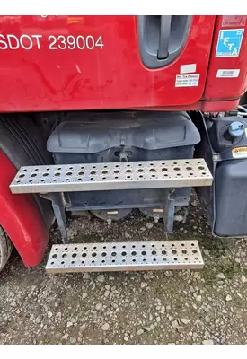 FREIGHTLINER CASCADIA 113 BATTERY BOX