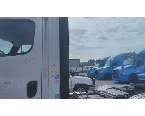 FREIGHTLINER CASCADIA 113 CAB EXTENSION