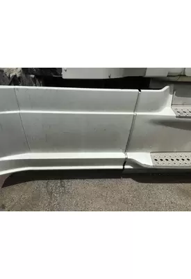 FREIGHTLINER CASCADIA 113 CAB SKIRT/SIDE FAIRING