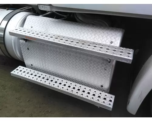 FREIGHTLINER CASCADIA 113 CAB STEP