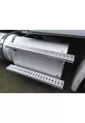 FREIGHTLINER CASCADIA 113 CAB STEP