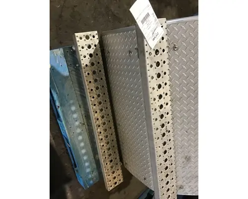 FREIGHTLINER CASCADIA 113 CAB STEP