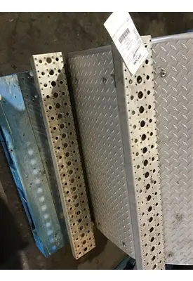 FREIGHTLINER CASCADIA 113 CAB STEP