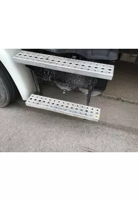 FREIGHTLINER CASCADIA 113 CAB STEP