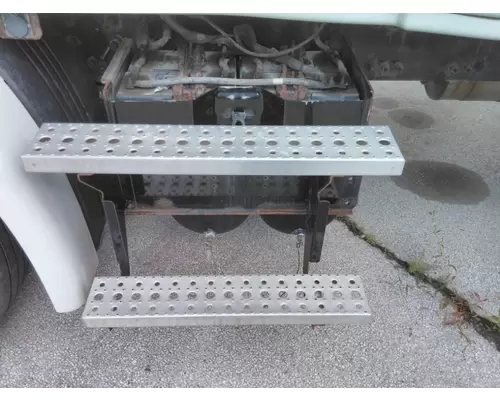 FREIGHTLINER CASCADIA 113 CAB STEP