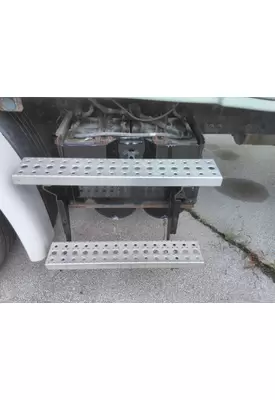 FREIGHTLINER CASCADIA 113 CAB STEP