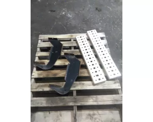 FREIGHTLINER CASCADIA 113 CAB STEP
