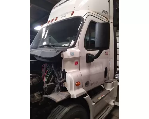 FREIGHTLINER CASCADIA 113 CAB