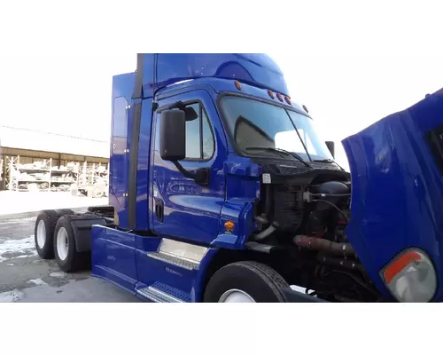 FREIGHTLINER CASCADIA 113 CAB