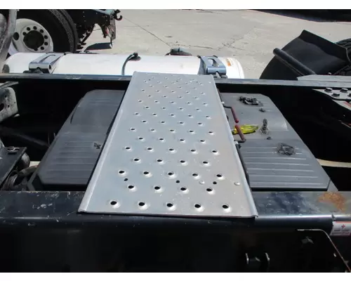 FREIGHTLINER CASCADIA 113 DECK (CATWALK) STEP