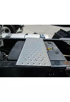 FREIGHTLINER CASCADIA 113 DECK (CATWALK) STEP