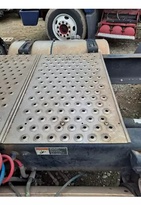 FREIGHTLINER CASCADIA 113 DECK (CATWALK) STEP