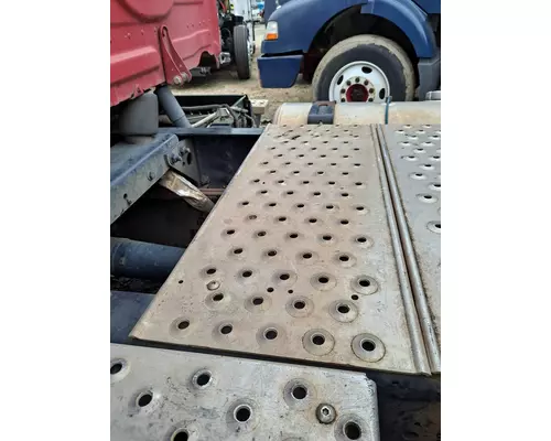 FREIGHTLINER CASCADIA 113 DECK (CATWALK) STEP