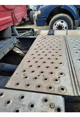 FREIGHTLINER CASCADIA 113 DECK (CATWALK) STEP