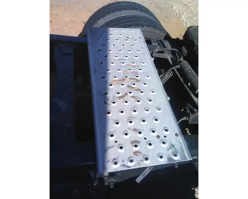 FREIGHTLINER CASCADIA 113 DECK (CATWALK) STEP