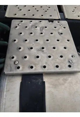 FREIGHTLINER CASCADIA 113 DECK (CATWALK) STEP