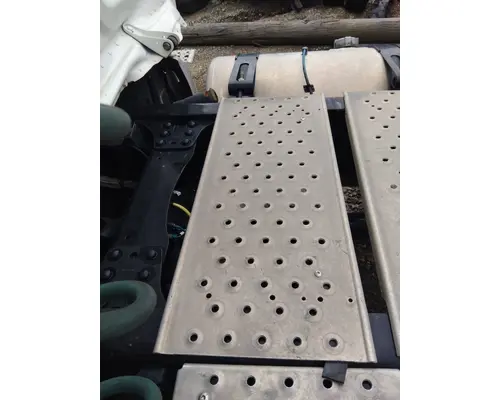 FREIGHTLINER CASCADIA 113 DECK (CATWALK) STEP