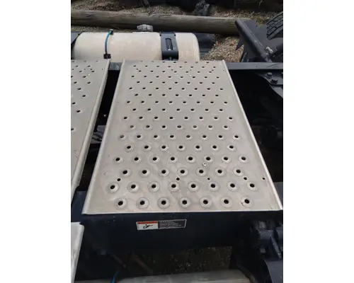 FREIGHTLINER CASCADIA 113 DECK (CATWALK) STEP