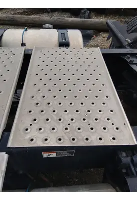 FREIGHTLINER CASCADIA 113 DECK (CATWALK) STEP