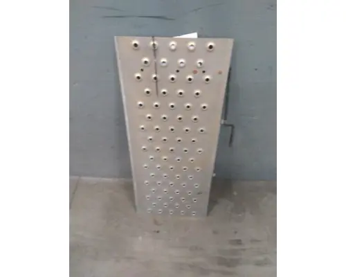 FREIGHTLINER CASCADIA 113 DECK (CATWALK) STEP