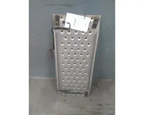 FREIGHTLINER CASCADIA 113 DECK (CATWALK) STEP