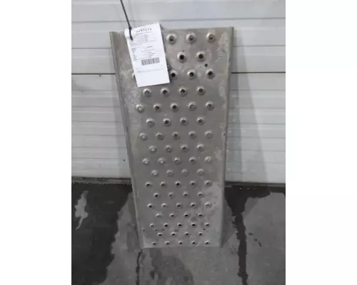 FREIGHTLINER CASCADIA 113 DECK (CATWALK) STEP