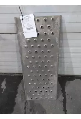 FREIGHTLINER CASCADIA 113 DECK (CATWALK) STEP